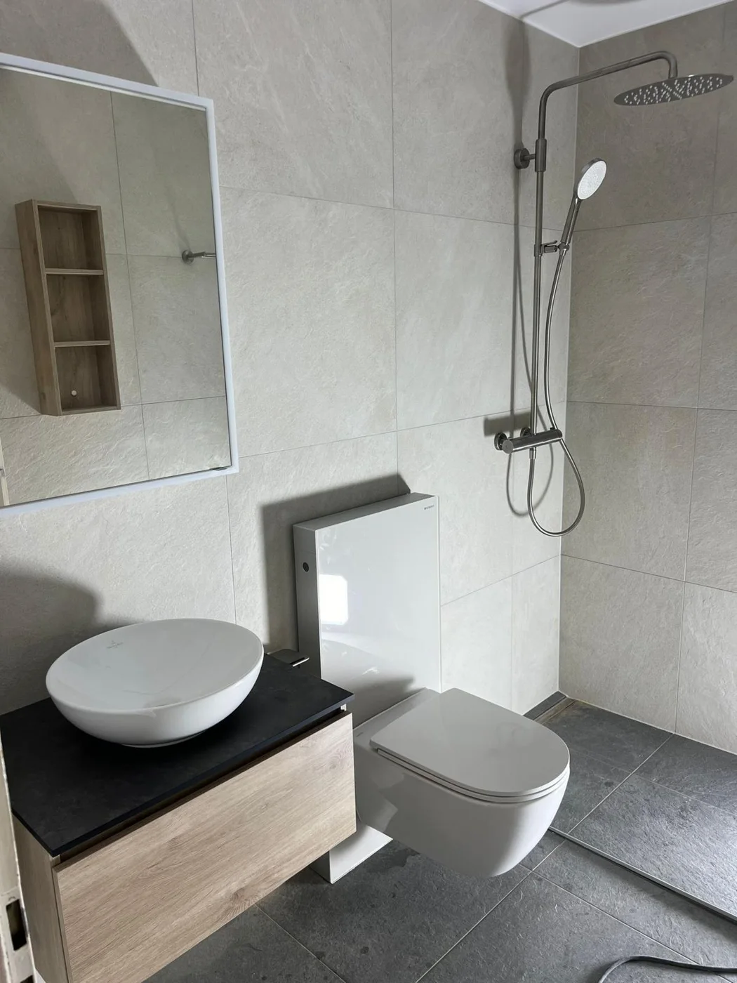 Salle de bain moderne avec douche et lavabo, photo du client
