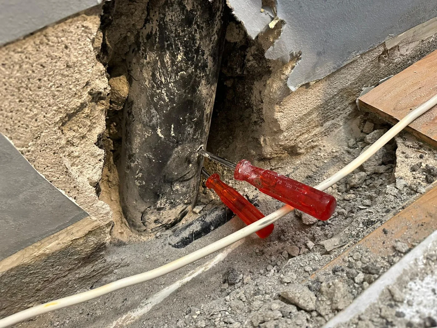 Conduite mise à découvert lors de travaux de plomberie